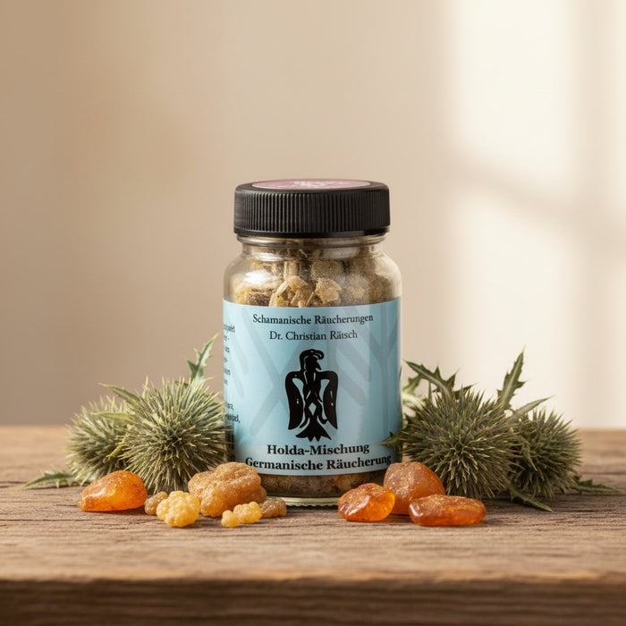Produkt mit Kiefernharz, Mariendistel, Bernstein in eleganter, natürlicher Szene mit weichem Licht und edlem Hintergrund