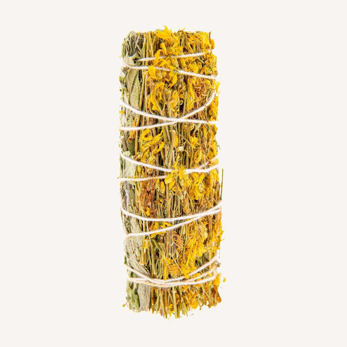 Handgebundenes Raeucherbuendel aus Beifuss, Salbei und Johanniskraut mit ca. 10 cm Laenge