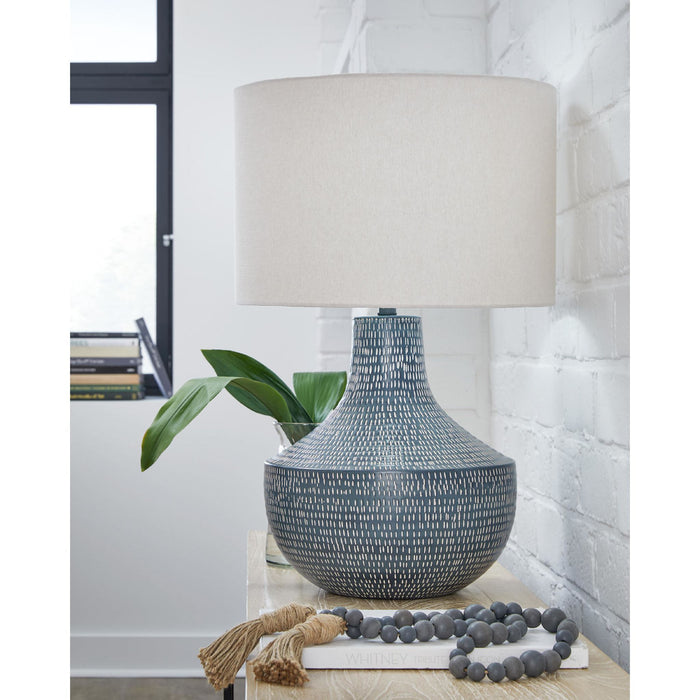 Schylarmont Table Lamp