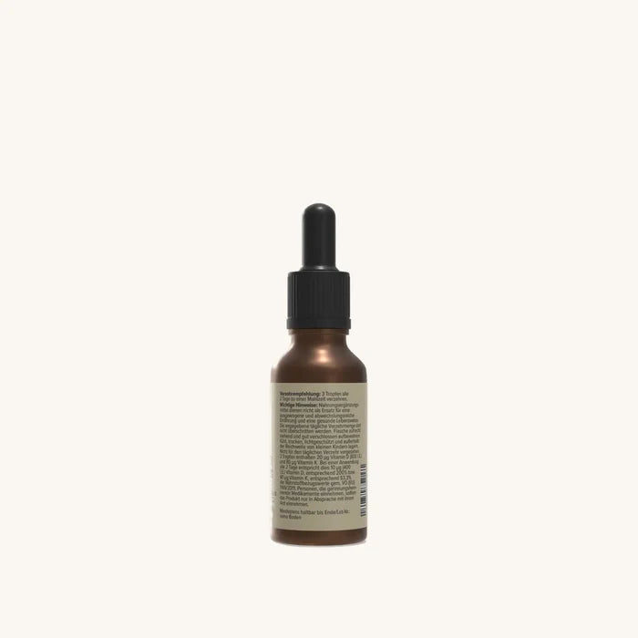 Natura Nova Vitamin D3 K2 fluessig Tropfflasche mit Pipette Seitenansicht mit Zutatenliste und Anwendungsempfehlung