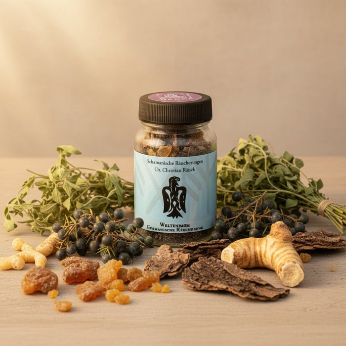 Produkt mit Kiefernharz, Wacholder, Eisenkraut, Eichenrinde, Galgant in eleganter, natürlicher Szene mit weichem Licht und edlem Hintergrund